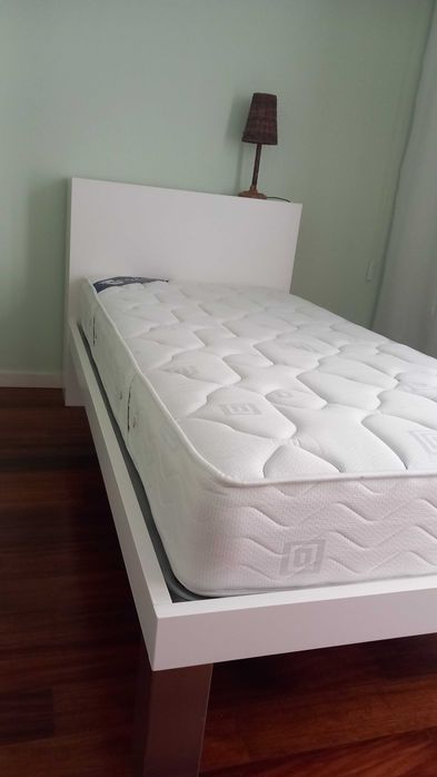Cama lacada com estrato e colchão