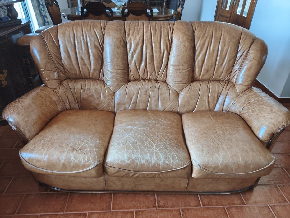 Sofá de pele com 3 lugares