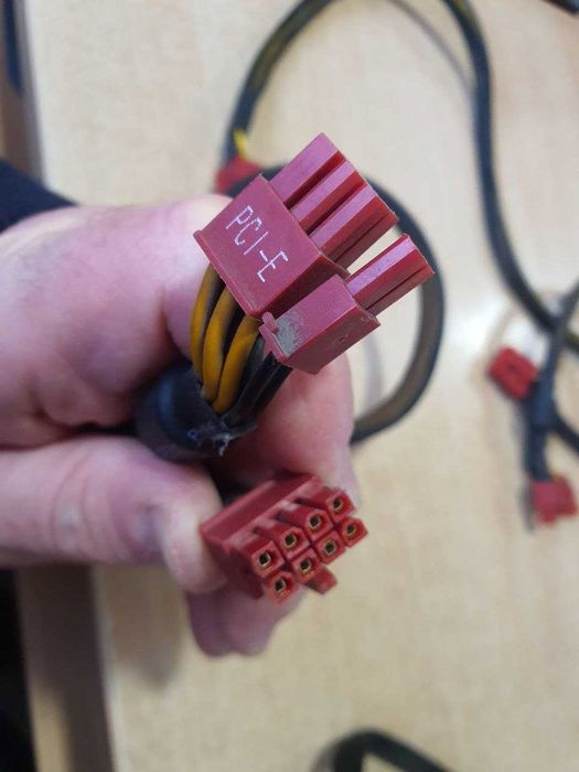 Модульные кабеля Chieftec видеокарты 6 pin и 8 pin.