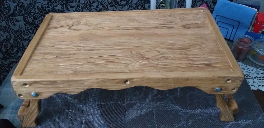 Дерев'яний кроватний столік