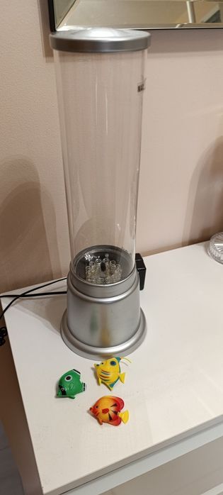 Lampka z rybkami, pływające rybki