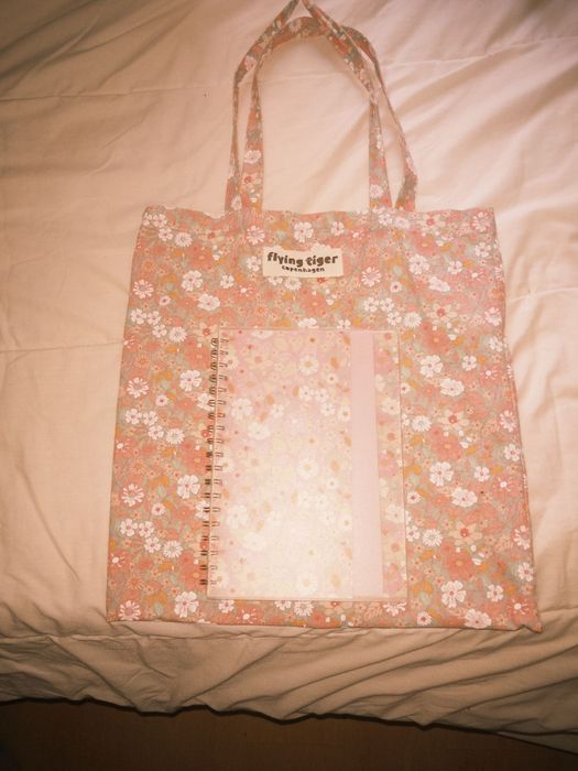 Saco acompanhado com caderno