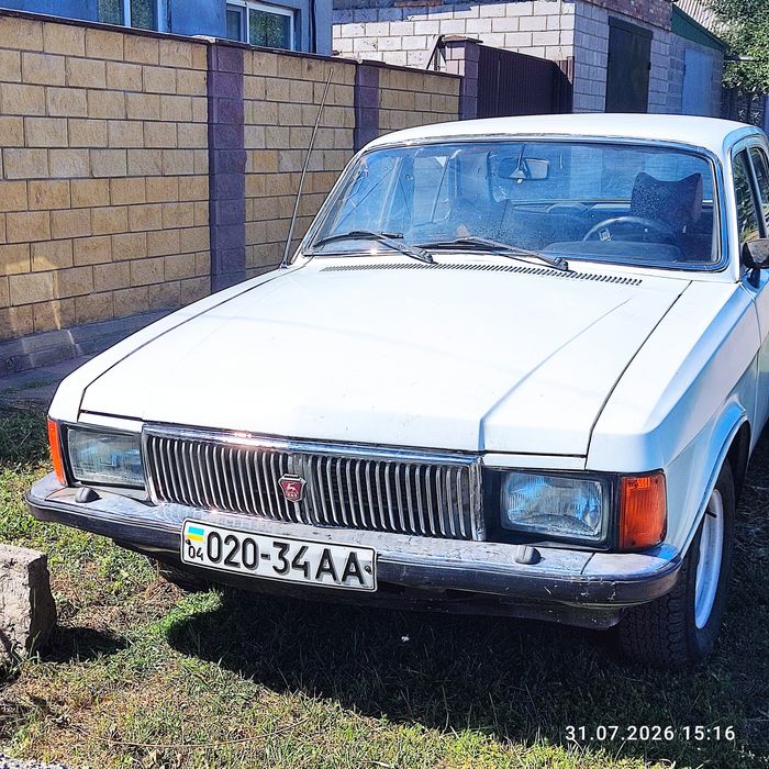 Газ 3102 Волга білого коліру