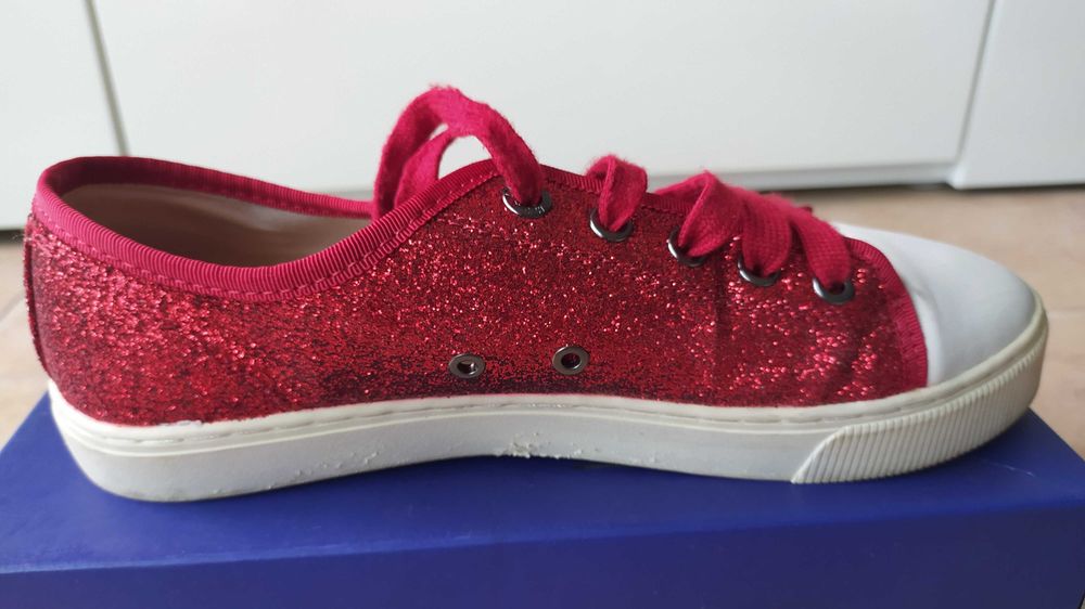 Sapatilhas com glitter.