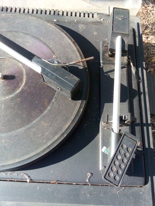 Продается  проигрыватель пластинок