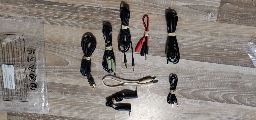 Conjunto de cabos e adaptadores variados (USB, multimédia, energia)