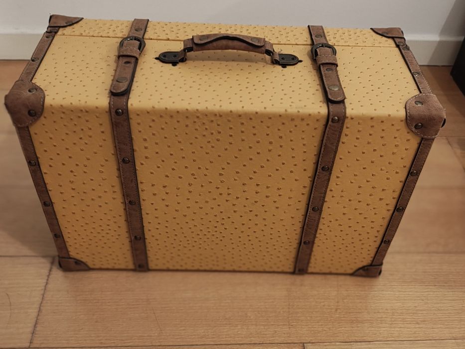 Baú castanho estilo mala vintage