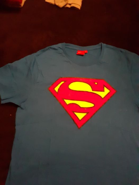 Vendo t-shirt do super Homem
