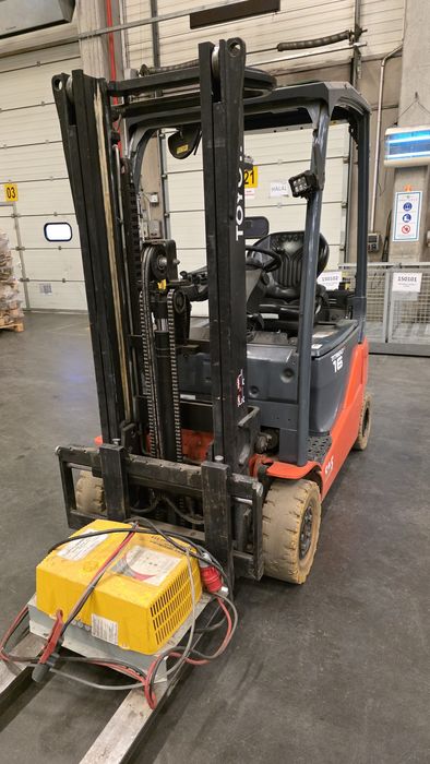 Wozek widlowy Toyota elektryczny