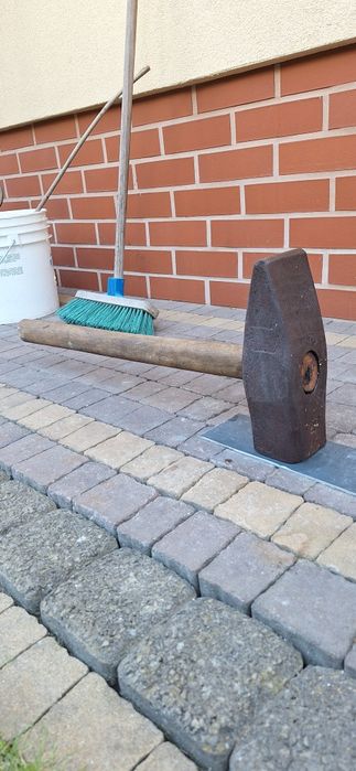 Młot budowlany 10 kg na trzonku drewnianym.