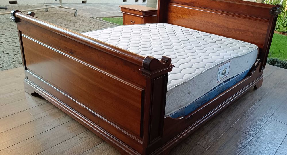 Cama, estrado, colchão e mesinha