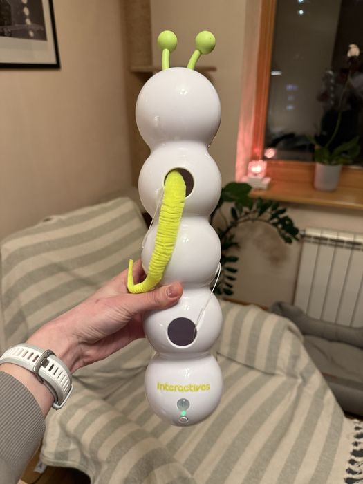 Інтерактивна іграшка для котів "Гусінь" з сенсорним датчиком