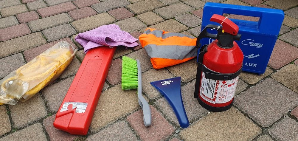 Комплект автомобіліста знак аварійний жилетка вогнегасник аптечка