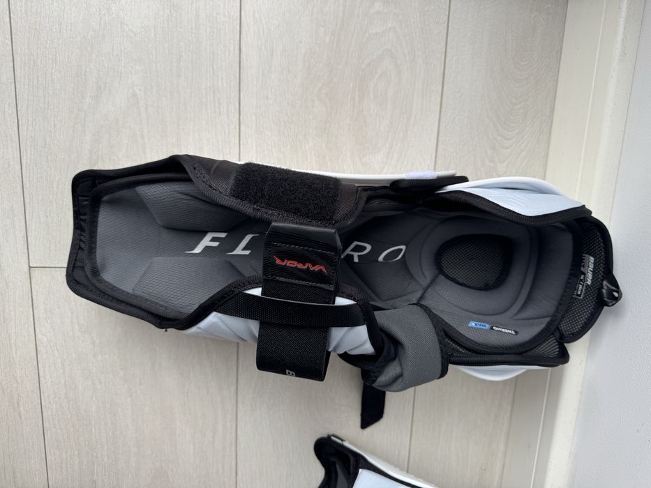 Nagolenia hokejowe Bauer fly-pro