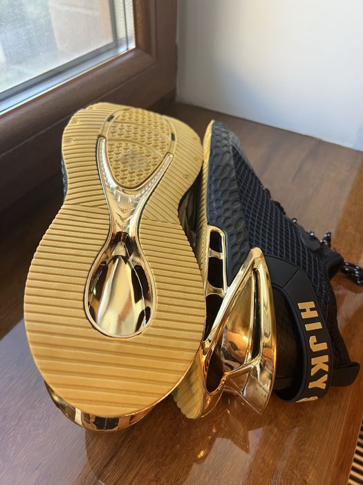 Эксклюзивные кроссовки с золотыми элементами – премиум  Plein Sport