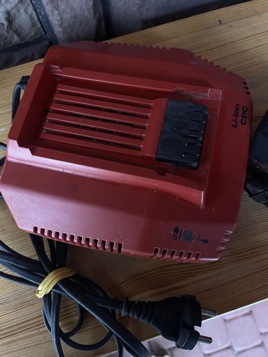 Akumulator i ładowarka od WKRĘTARKI HILTI SF 6-A22