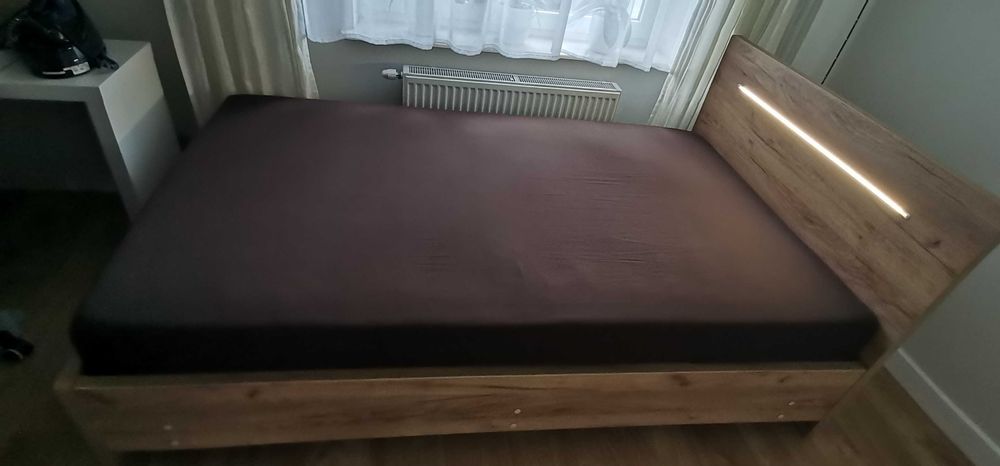Łóżko z wysokim zagłówkiem 130/208/37 plus materac 120/200