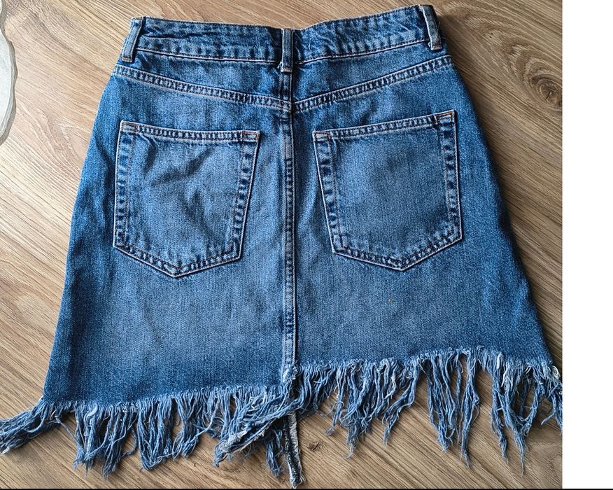 Jeansowa mini spódniczka.