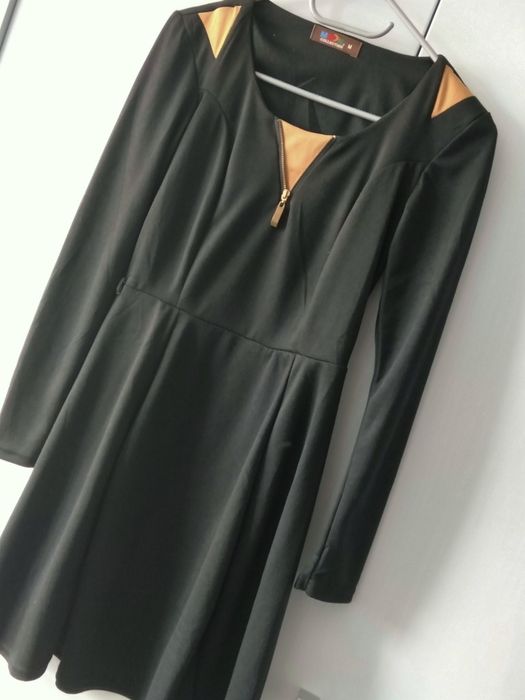 Sukienka czarna codziena i elegancka r M taliowana rozkloszowana