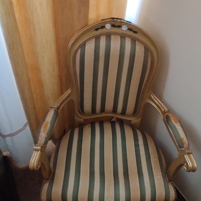 Cadeirão, madeira de castanho, pintado em dourado