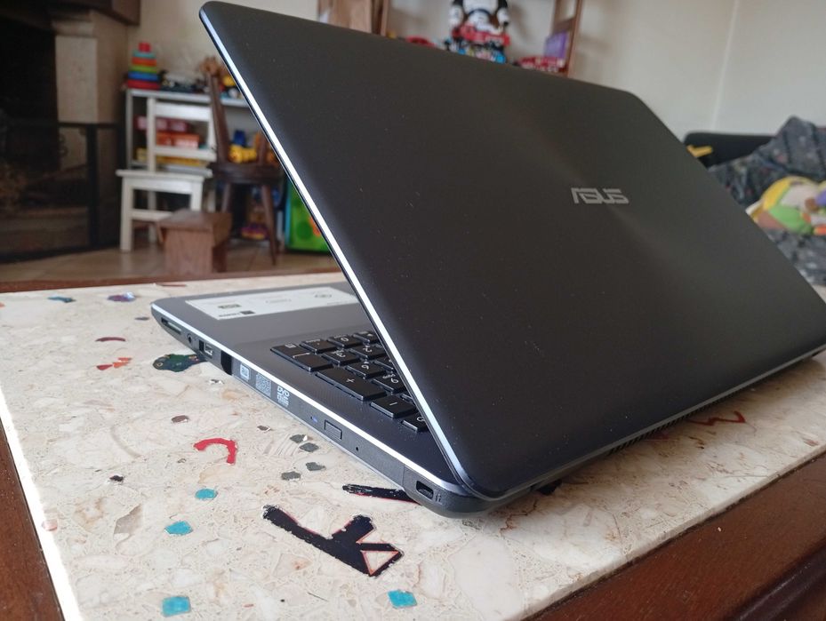 Asus Vivobook i5 8250U + 2 Gráficas + 12GB RAM + SSD + HDD