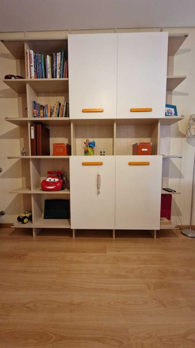 Estantes parede  fixa c portas correr