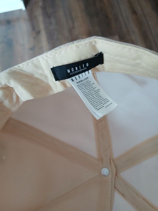 Nowa beżowa czapka Mohito