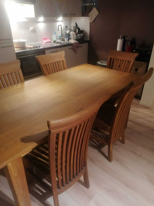 Mesa com cadeiras em madeira