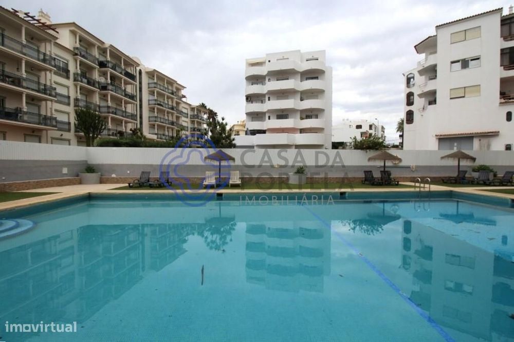 T1 com piscinas, varanda e elevador, perto de todas as comodidades. Id