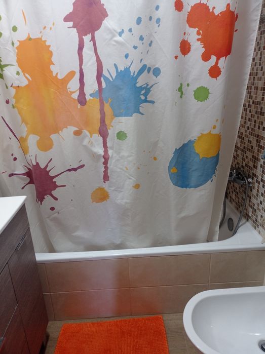 Cortinado colorido de banheira e tapete de casa de banho