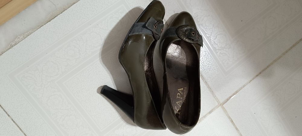 Sapatos de senhora cinza tamanho 35. Usado