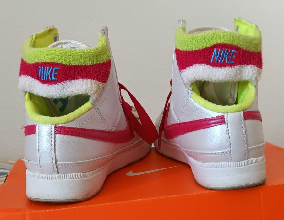 Tenis Nike 38,5 pouco uso muito bons!