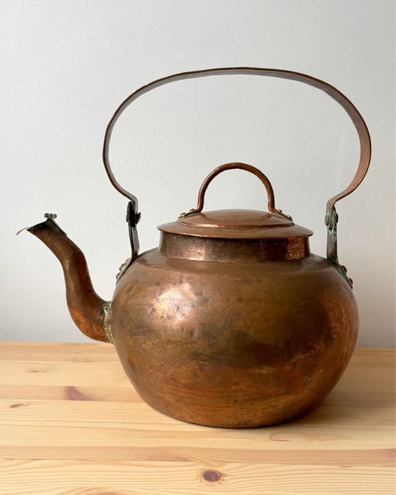 imponujący, wielki, bardzo stary czajnik z litej miedzi