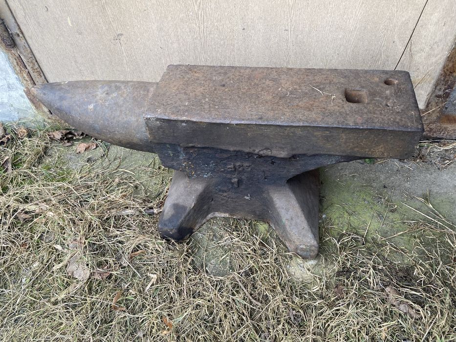 Kowadło kowalskie wraz z zestawem młotków oraz stojakmi