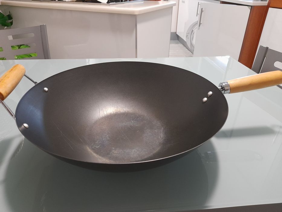 Large non-stick casserole dish.......64585867596801122