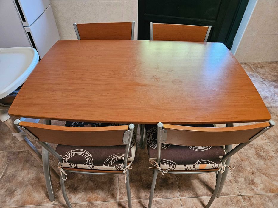 Mesa com 4 cadeiras