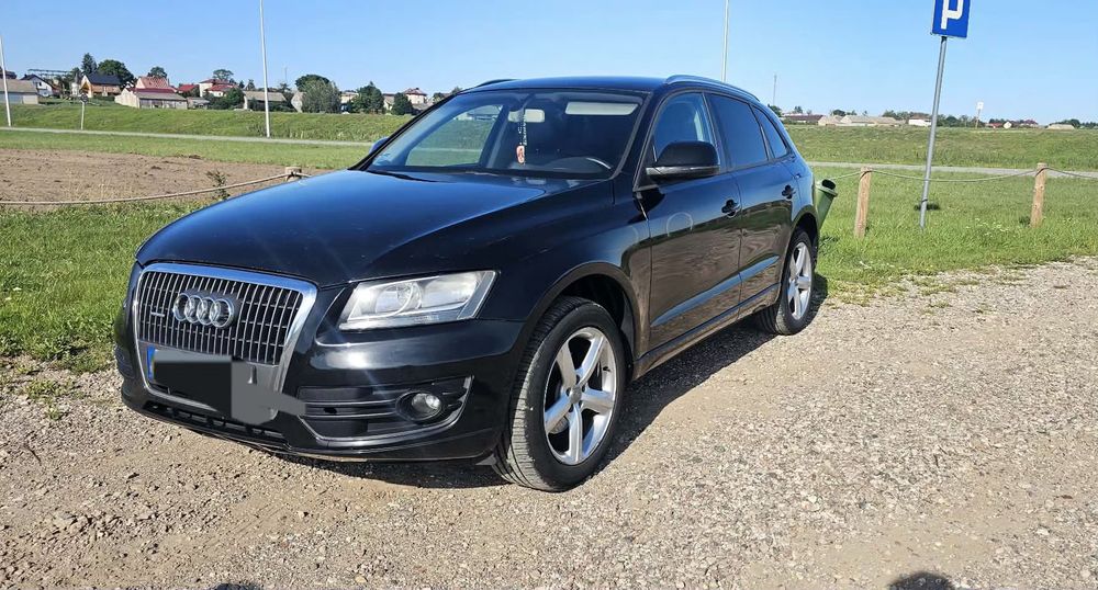Auto marki Audi q5 z roku 2012.
