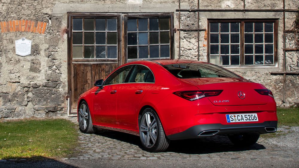 Mercedes CLA Coupe czerwony od tyłu