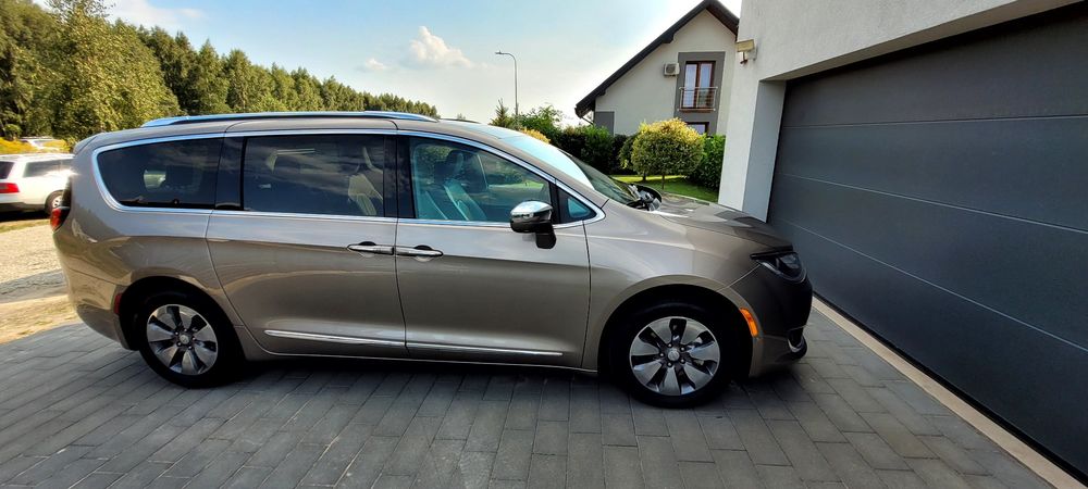Chrysler pacifica limited hybryda plug in