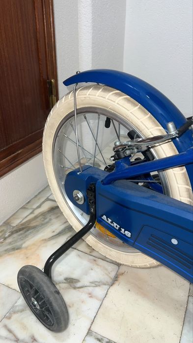 Bicicleta Criança com Capacete em Excelente Estado
