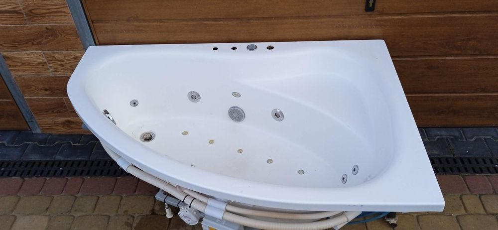 Wanna narożna z hydromasażem.