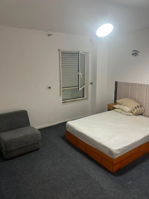 Alugo um quarto