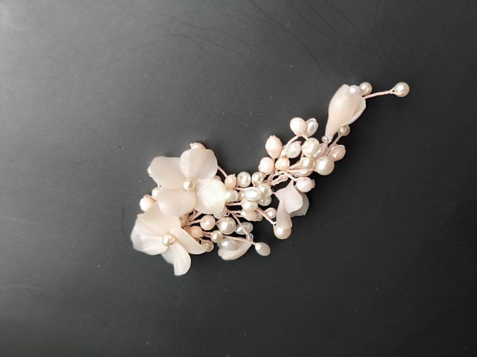 Весільна прикраса в зачіску