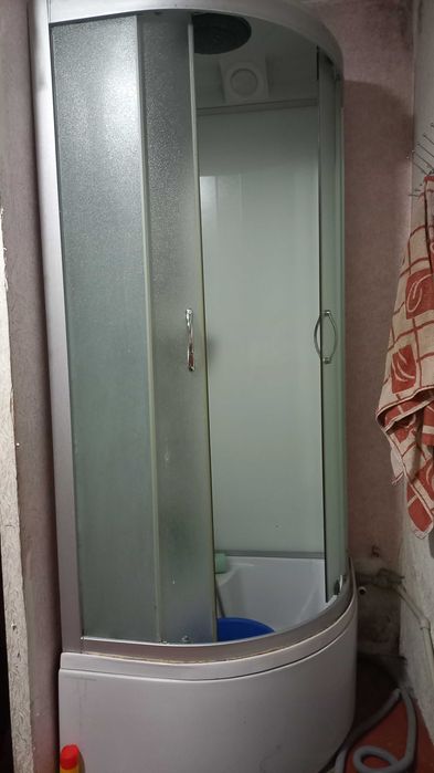 Душова кабінка закритого типу