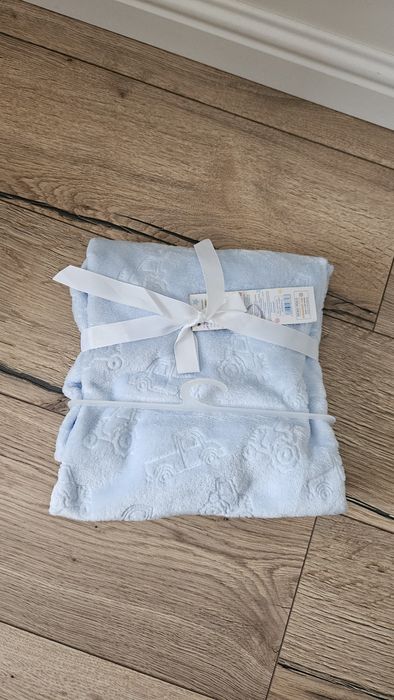 Nowy jasnoniebieski kocyk w autka 70x100cm