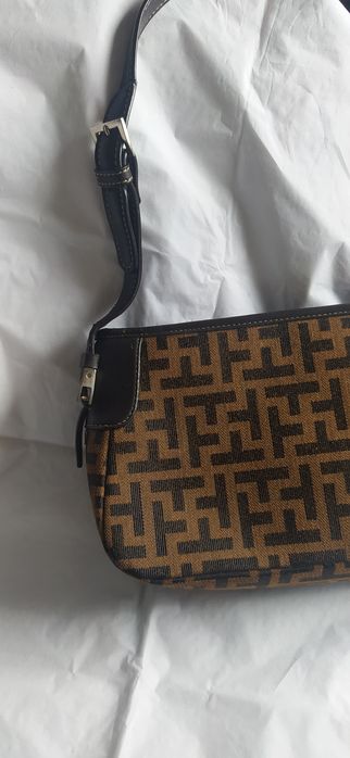 Mala de mulher em tons castanhos e preto