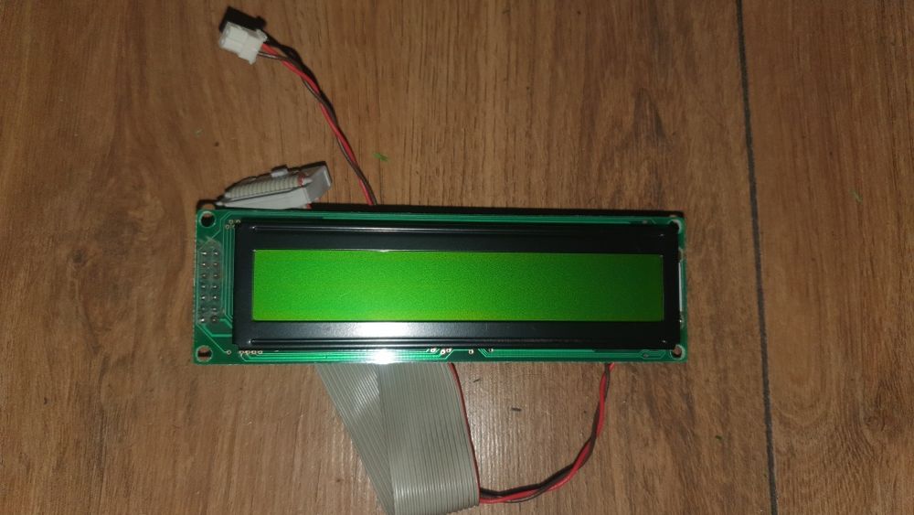 Wyświetlacz LCD alfanumeryczny z podświetleniem na zielono.