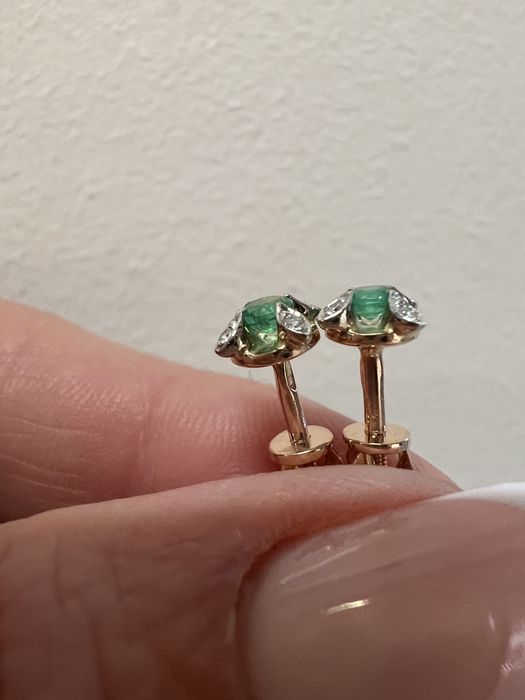 Золотые серьги пусеты с бриллиантами и изумрудами красное золото 585 п