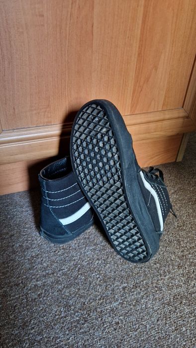 wysokie czarne buty vans