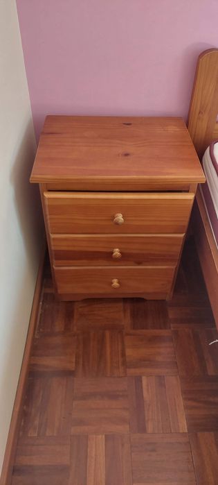 Mobília de quarto em pinho